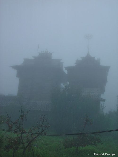 霧の中のビーマ・カーリー寺院