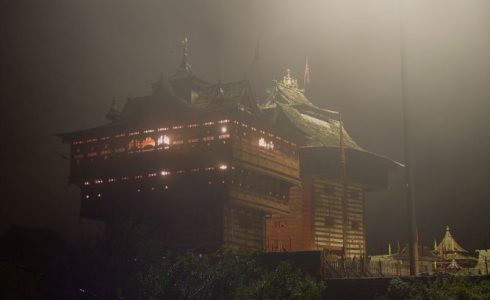 ビーマ・カーリー寺院の夜景