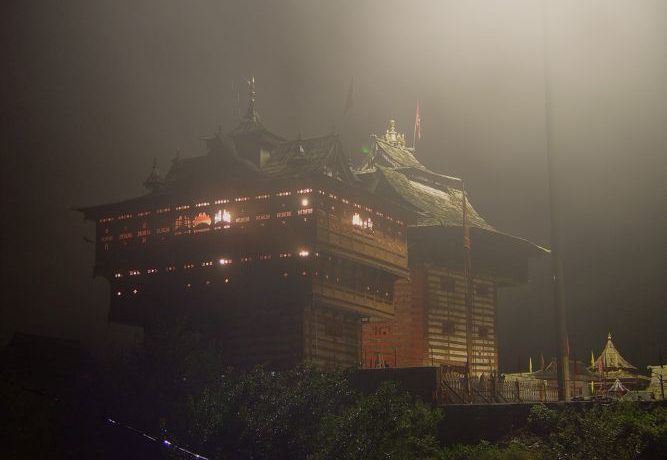 ビーマ・カーリー寺院の夜景